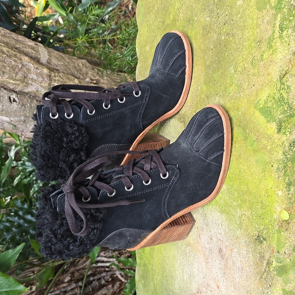 Ugg Jaxon Mysterious black suede and shearling lace up heeled boot. 7.5 EUC